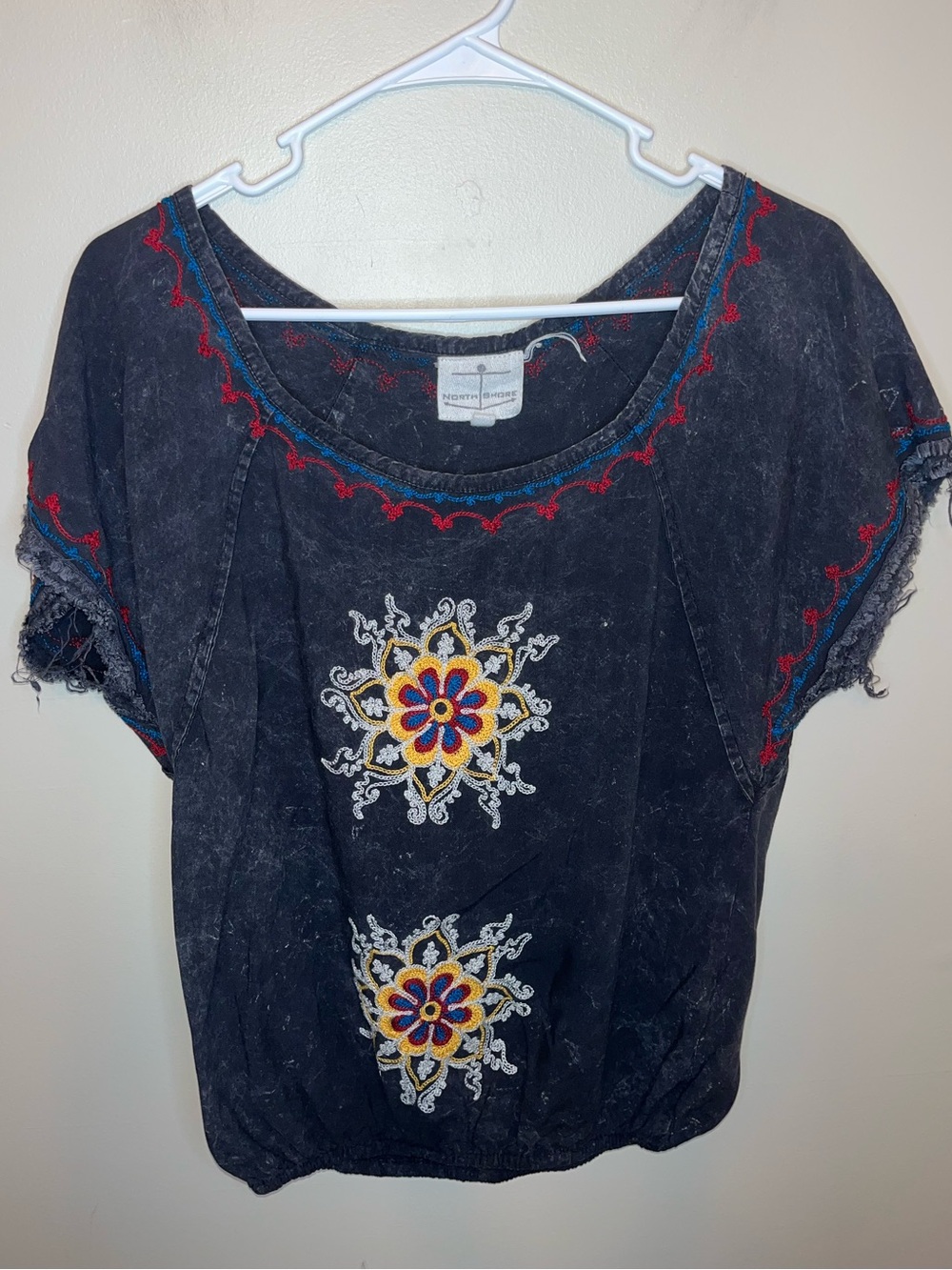 North Shore Women’s Gray Blousen Short Sleeve Top Embroidered Size M EUC